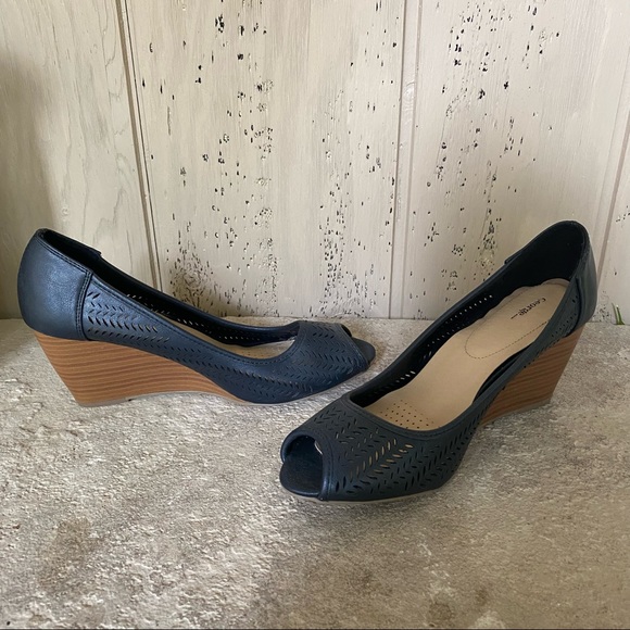 New condition wedge heel open toe dress shoes. - Picture 2 of 4